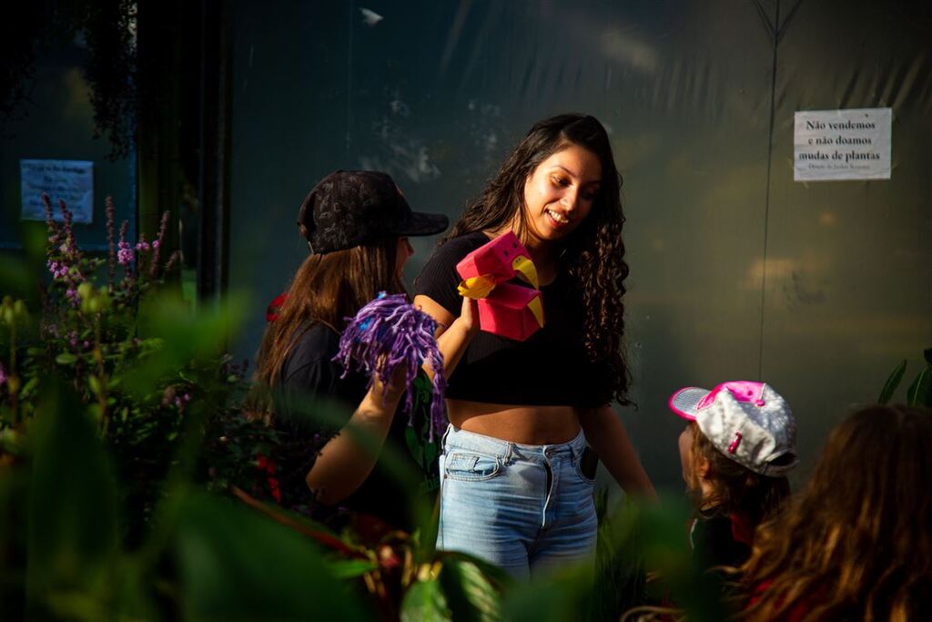 Galeria de imagens: As graduandas de Gestão Ambiental Luísa Cerebrino (à esq.) e de Biologia Gabriela Righi com a turminha