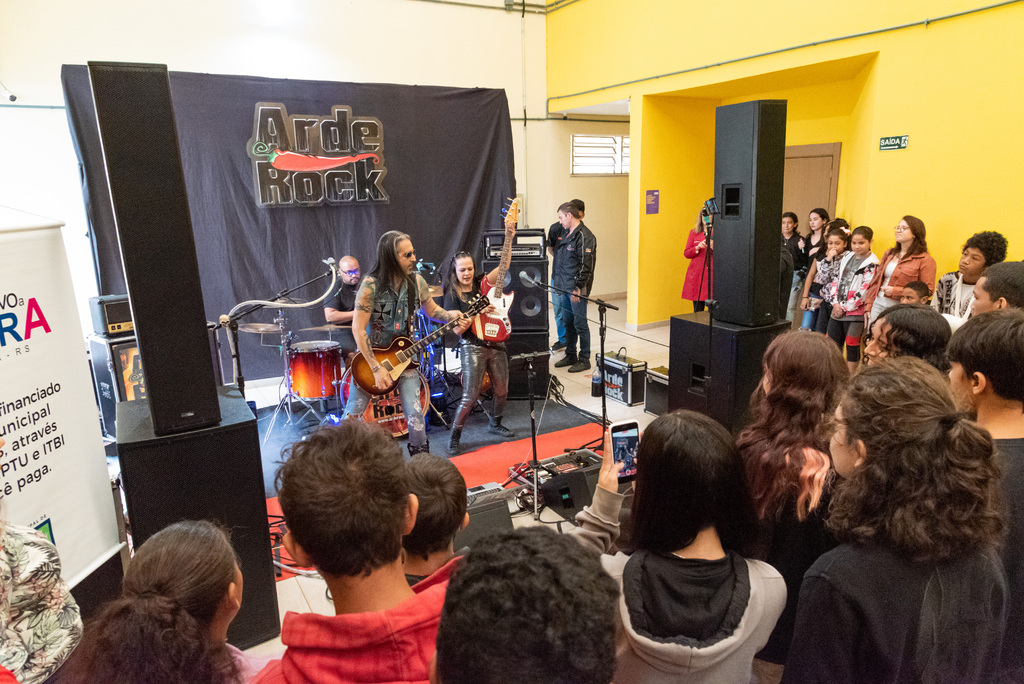 Fotos: Eduardo Ramos (Diário) - Após um bate-papo com os alunos, a banda Arde Rock agitou o recreio dos estudantes da EMEF Maria de Lourdes Ramos Castro