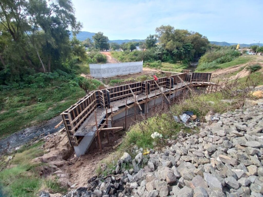 Obras em duas pontes em trechos próximos à Perimetral Dom Ivo são retomadas