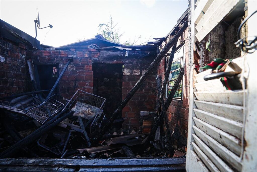 Foto: Nathália Schneider - Residência ficou totalmente destruída pelo fogo