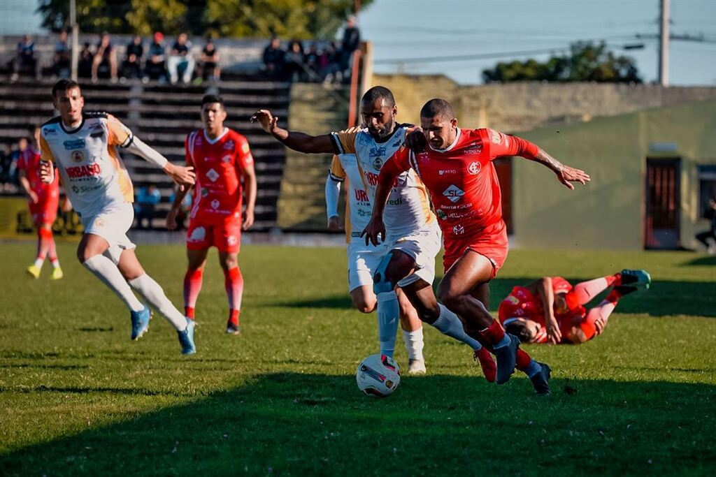 Com um a menos, Inter-SM garante o empate em clássico regional contra o São Gabriel