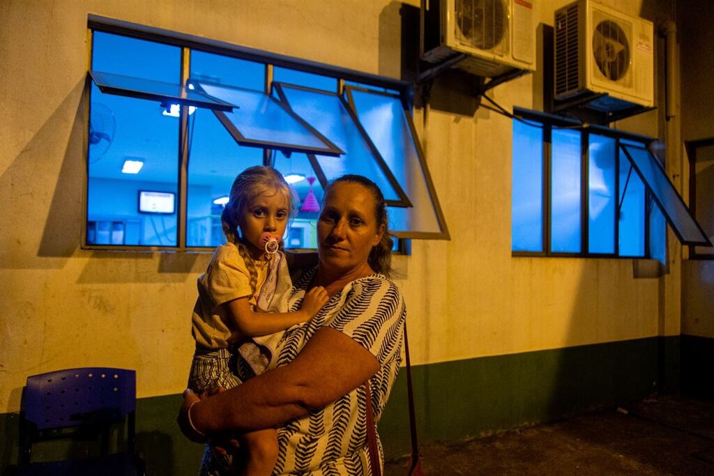 Galeria de imagens: Na quinta, Patrícia aguardava atendimento para a filha Giana