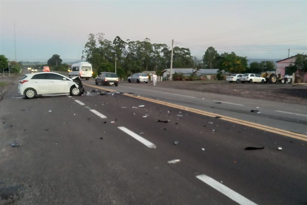 Colisão entre carro e carreta deixa rodovia em meia pista em cidade da região