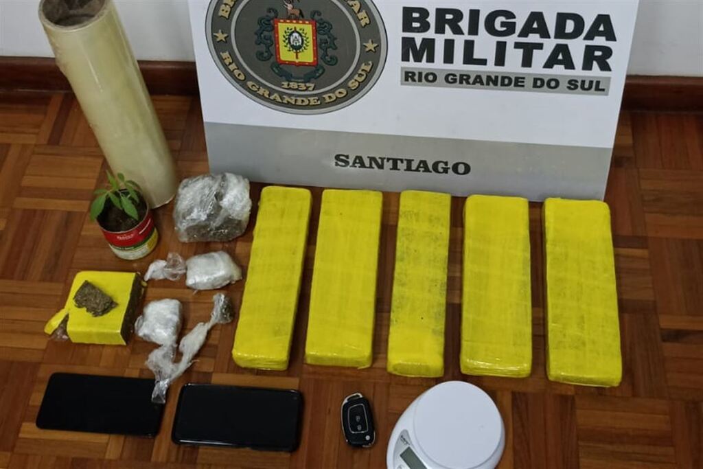 Jovem é preso com quase 4 kg de maconha em Santiago