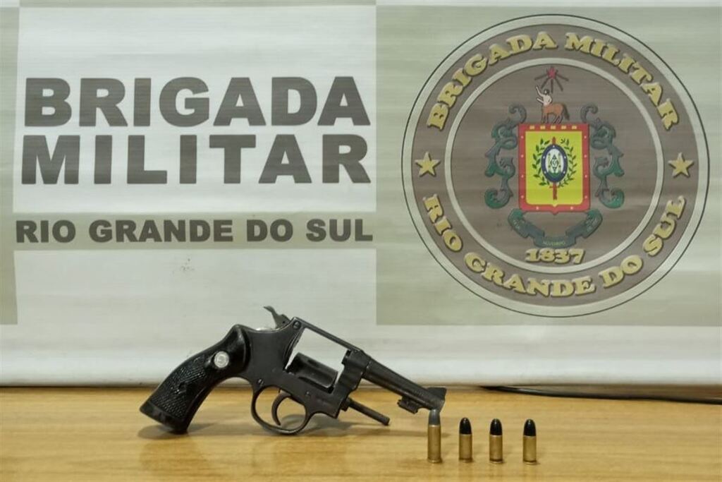 título imagem Mulher é presa com arma e foragido é capturado em Santa Maria