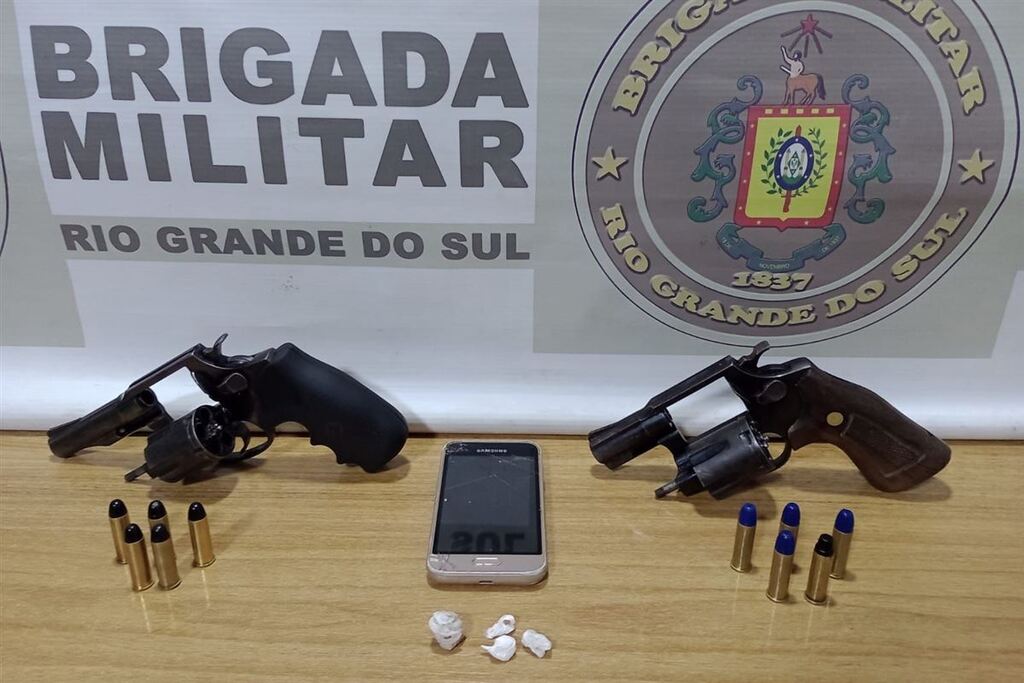 Adolescente é apreendido com arma e drogas em Santa Maria
