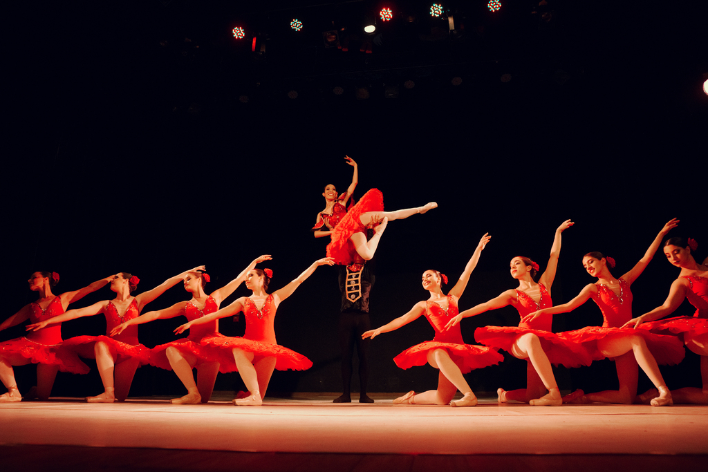 Ballet Ivone Freire dança a cidade de Santa Maria no Theatro Treze de Maio