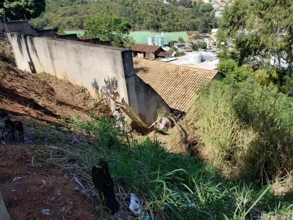 Jovem é resgatada após cair em buraco de 10 metros e ficar dois dias desaparecida