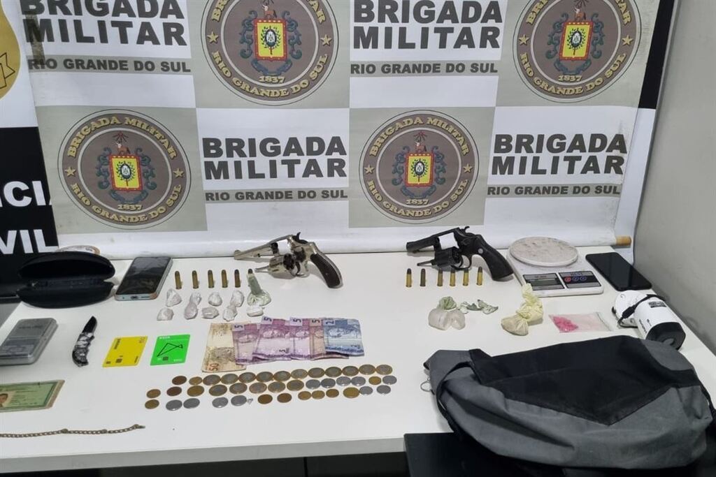 título imagem Dupla é presa por tráfico e posse de arma no Bairro Noal em Santa Maria