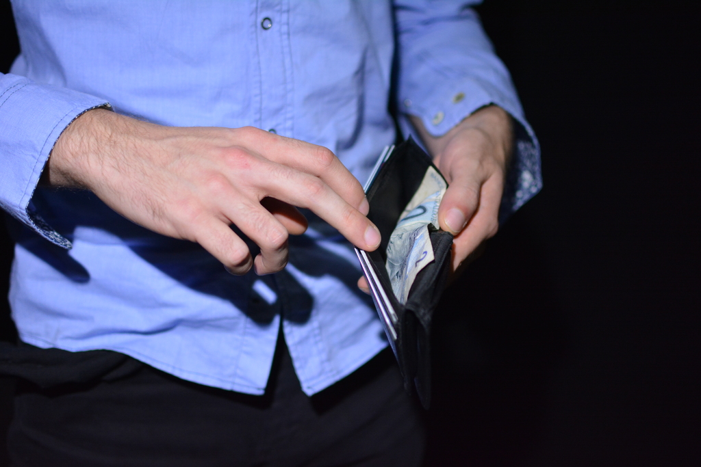 Brasileiros usam cada vez menos dinheiro em espécie, diz Banco Central