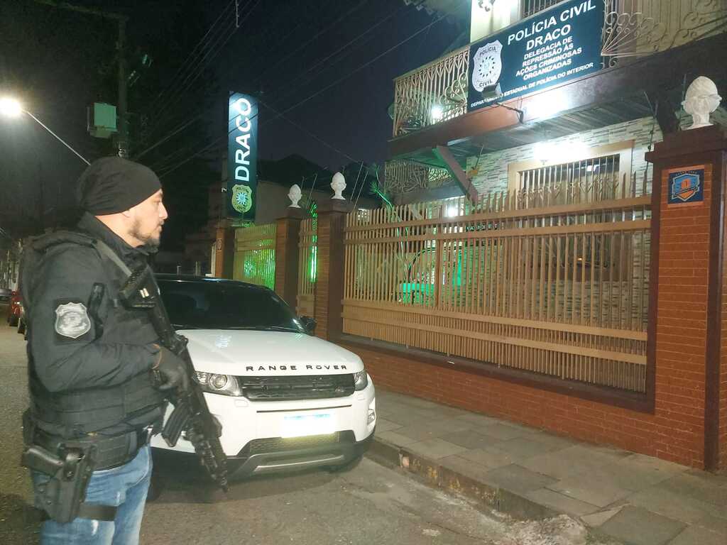 título imagem Polícia Civil apreende mais de meio milhão em drogas e veículos de grupo criminoso