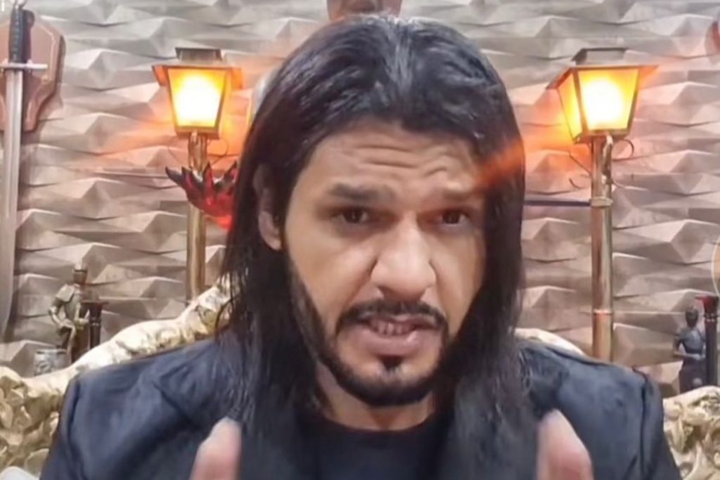 Justiça aceita denúncia contra homem que golpeou namorada com espada e queimou seu corpo na lareira