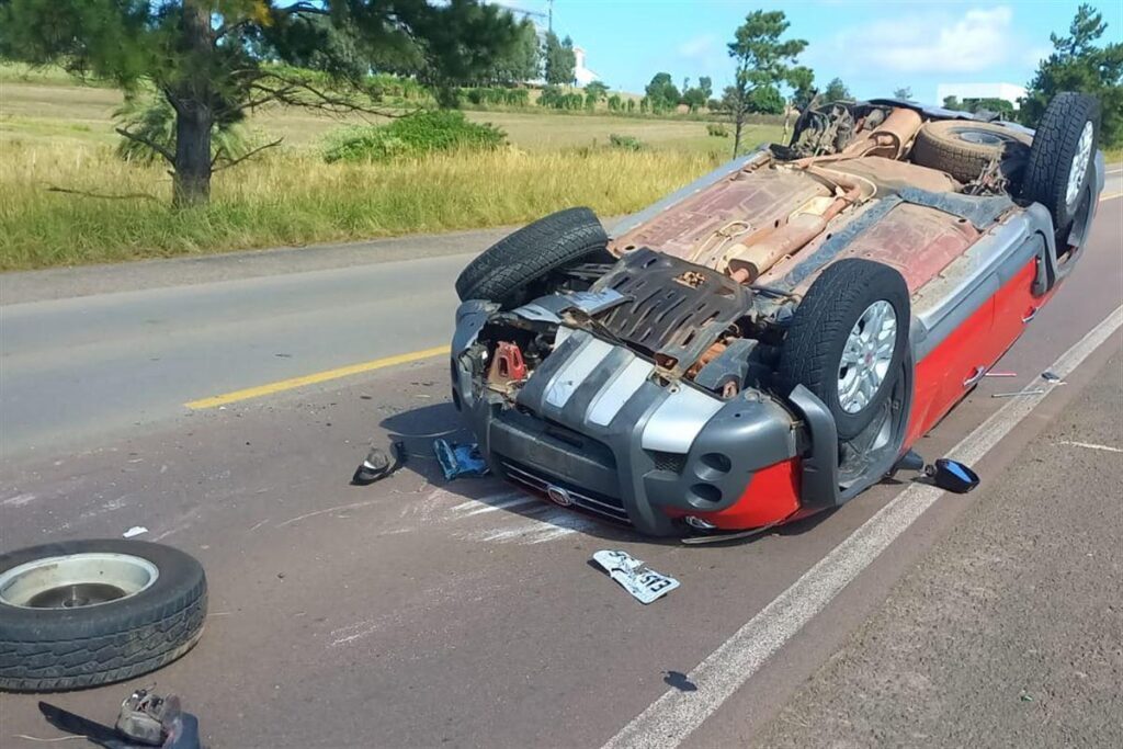 Mãe e filha são socorridas pelo Corpo de Bombeiros após veículo capotar em rodovia da região