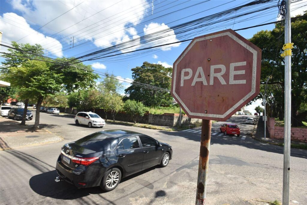 Pedestre é assaltado por casal em avenida de Santa Maria