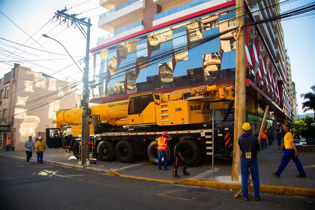 Trânsito segue com bloqueios devido a instalação de passarela em empreendimento no centro de Santa Maria