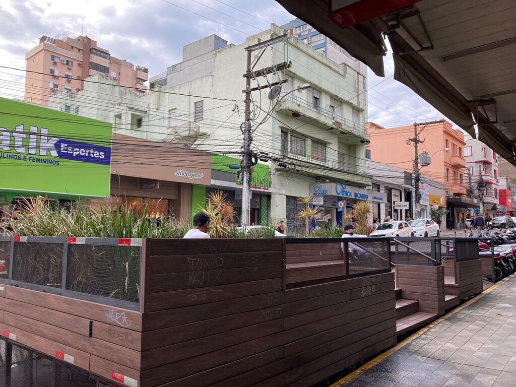 Após quatro anos, parklet na segunda quadra da Rua Dr. Bozano é retirado por mau uso