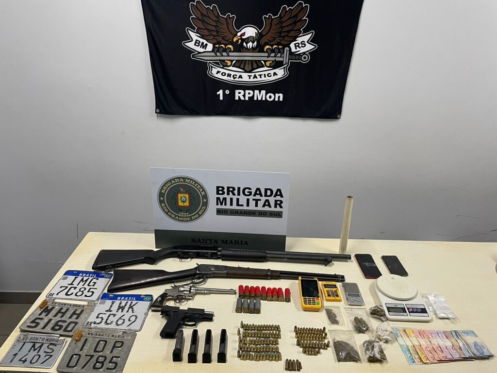 Trio é preso após policiais da força tática localizarem casa usada como depósito de armas e munições em Santa Maria