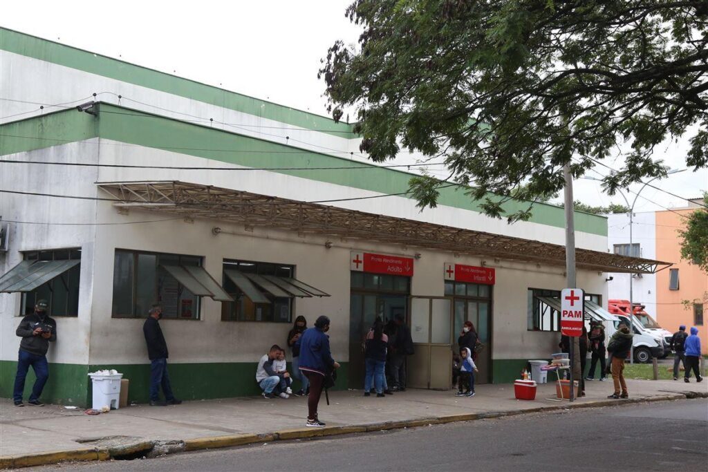 Criminosos invadem casa e atiram contra jovem que dormia com a esposa e enteado em Santa Maria