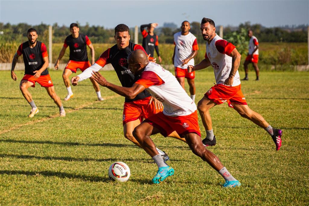 Sem o atacante Jarro, Inter-SM treina de olho no confronto diante do Pelotas no domingo