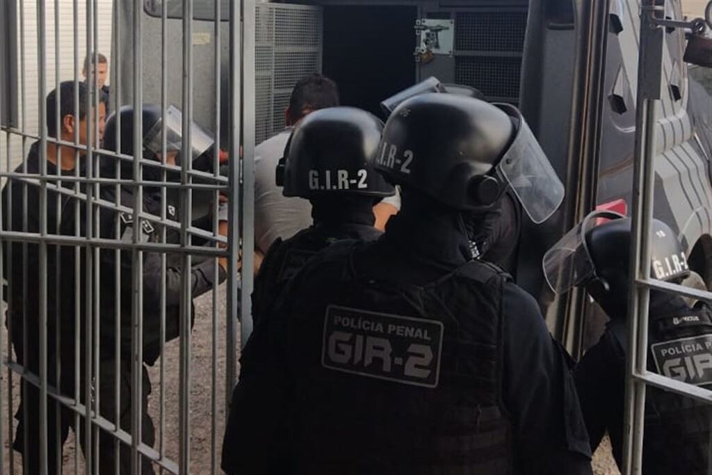 Cinco presos são transferidos após drogas, celulares e facas serem apreendidos durante revista em casa prisional de Santa Maria