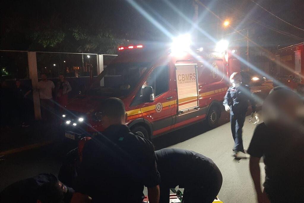 Motociclista fica ferido ao ser atingido por veículo em avenida de Santa Maria