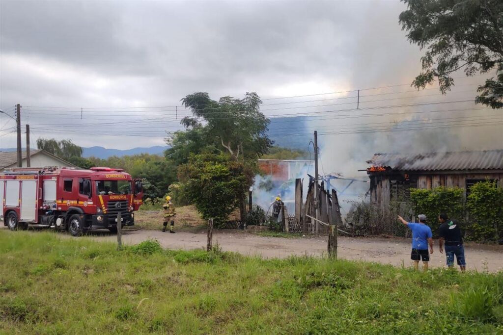 Residência é parcialmente destruída pelo fogo em Santa Maria