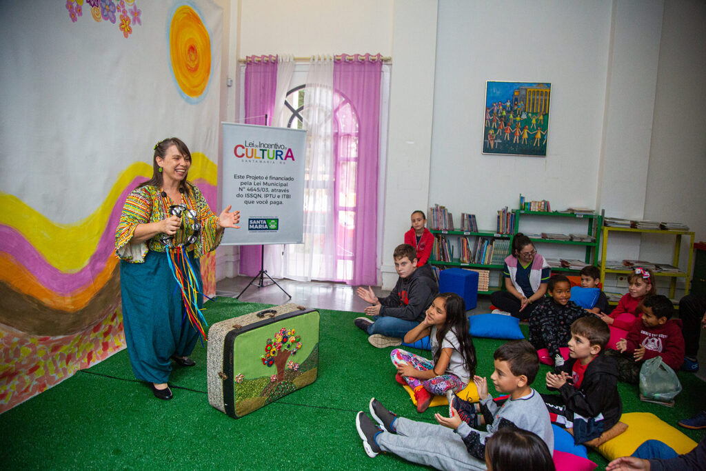 Projeto na Biblioteca Pública desperta o interesse pela literatura em crianças de escolas municipais