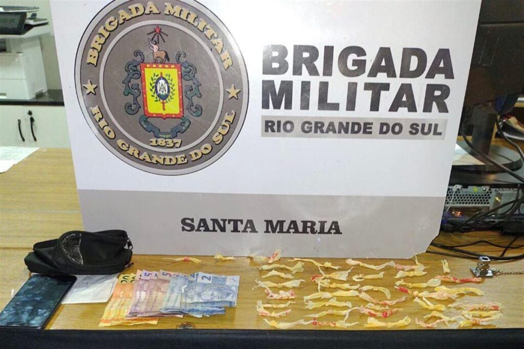 Adolescente é apreendido com 37 porções de crack no Bairro Carolina