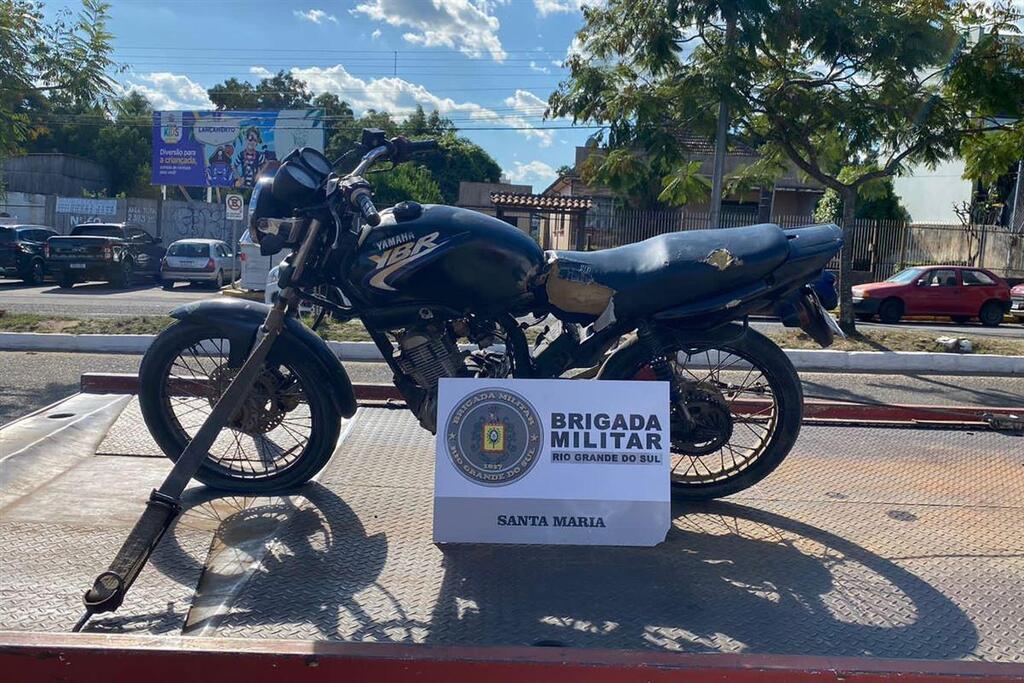 Jovem é detido ao ser flagrado em motocicleta com sinais identificadores adulterados em Santa Maria