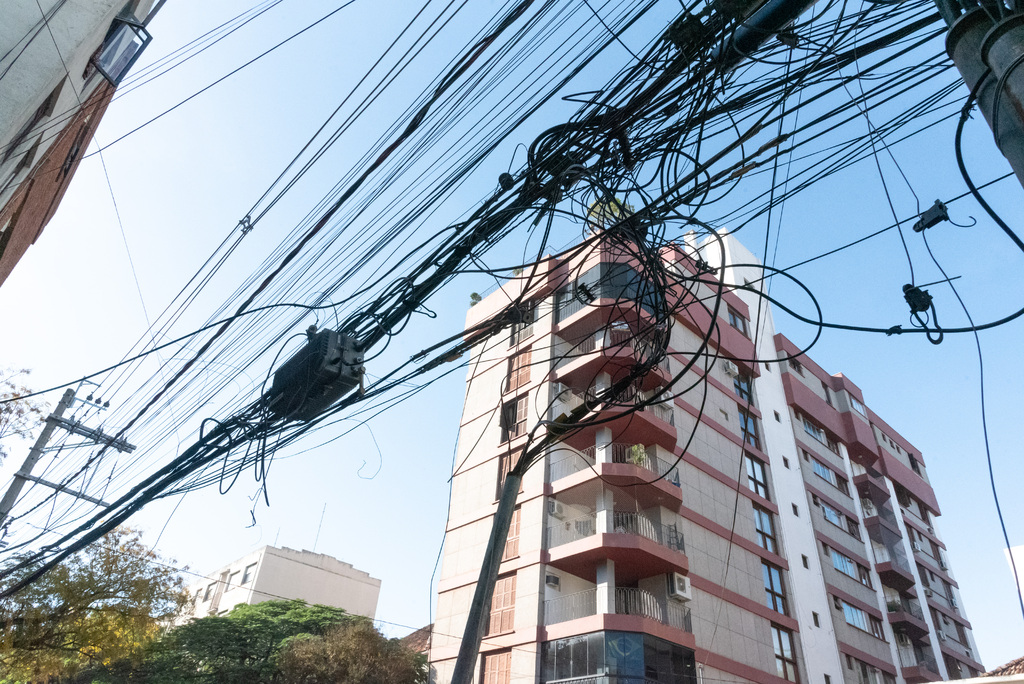 título imagem Excesso de fios inutilizados nos postes é investigado pelo Ministério Público; em Santa Maria, maior parte dos cabos estariam em desuso