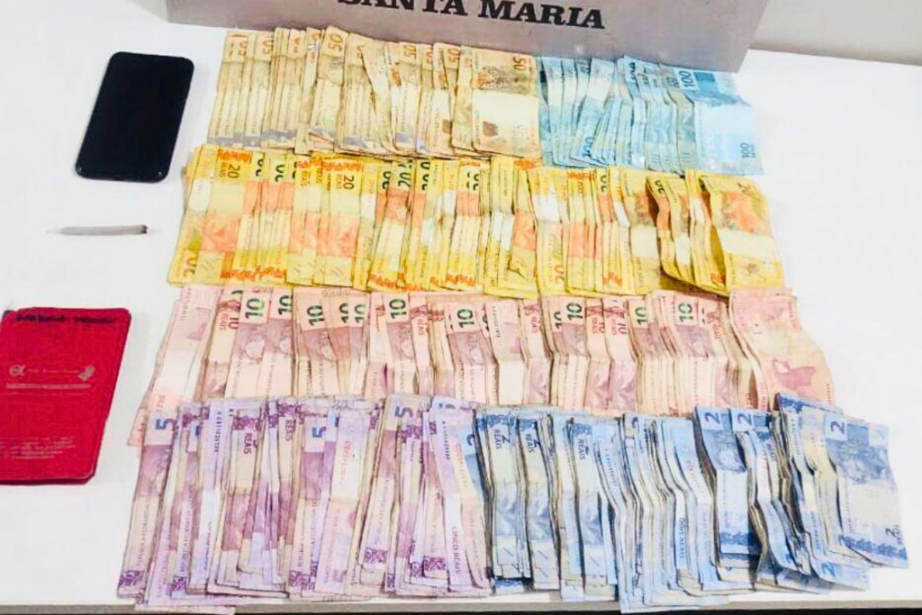 título imagem Mulher é detida com mais de R$ 8 mil dentro da bolsa em ponto de tráfico de Santa Maria