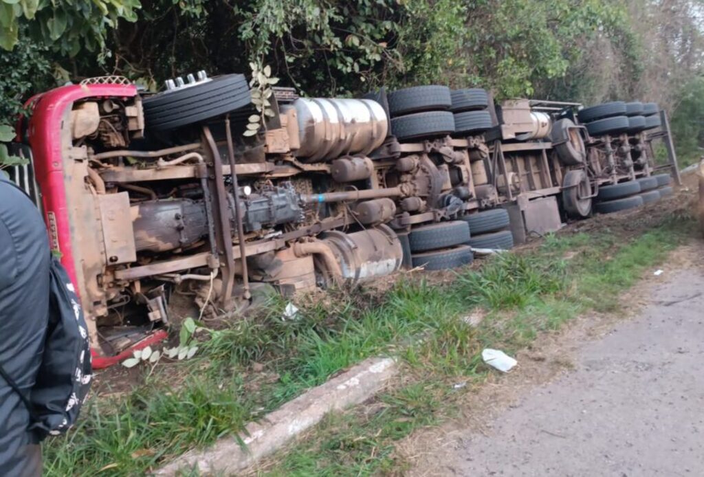 título imagem Caminhão frigorífico tomba na “Curva da Morte” em São Sepé