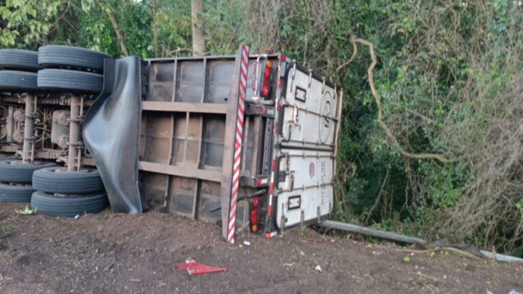 título imagem Caminhão frigorífico tomba na “Curva da Morte” em São Sepé