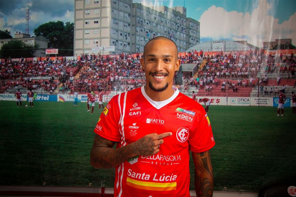 Inter-SM anuncia a contratação do centroavante Raphael Macena