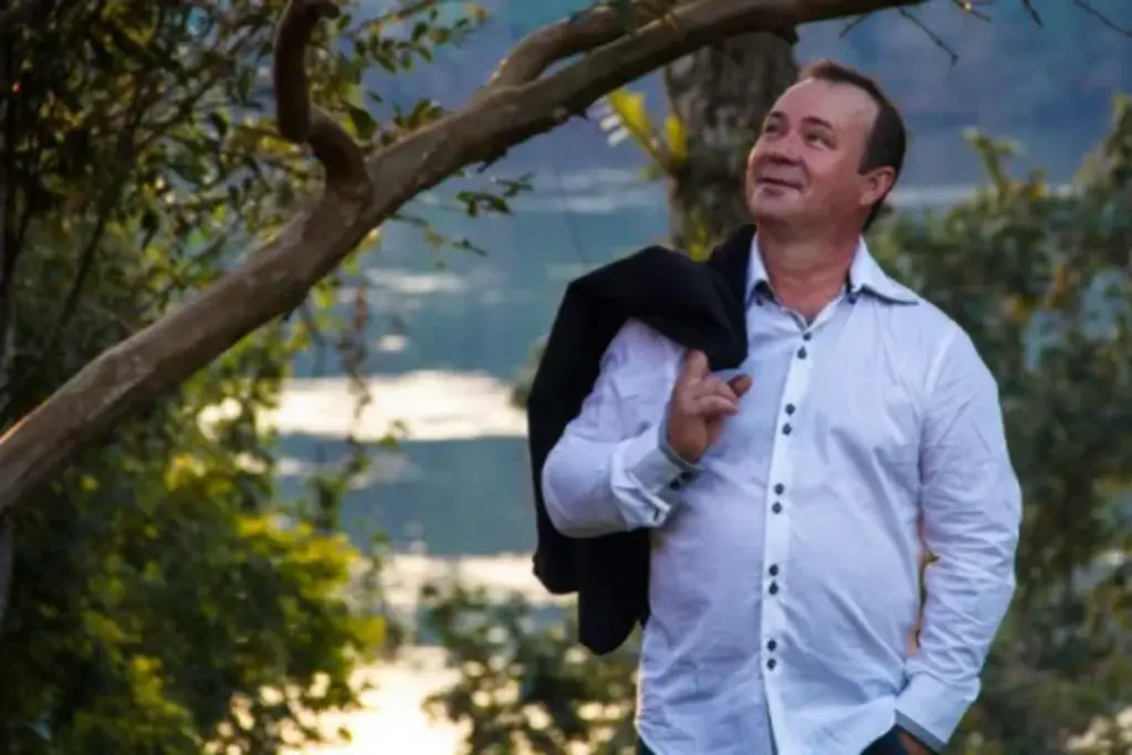 Ex-músico das bandas Corpo & Alma e Terceira Dimensão é preso após colocar mão dentro de calça de fã