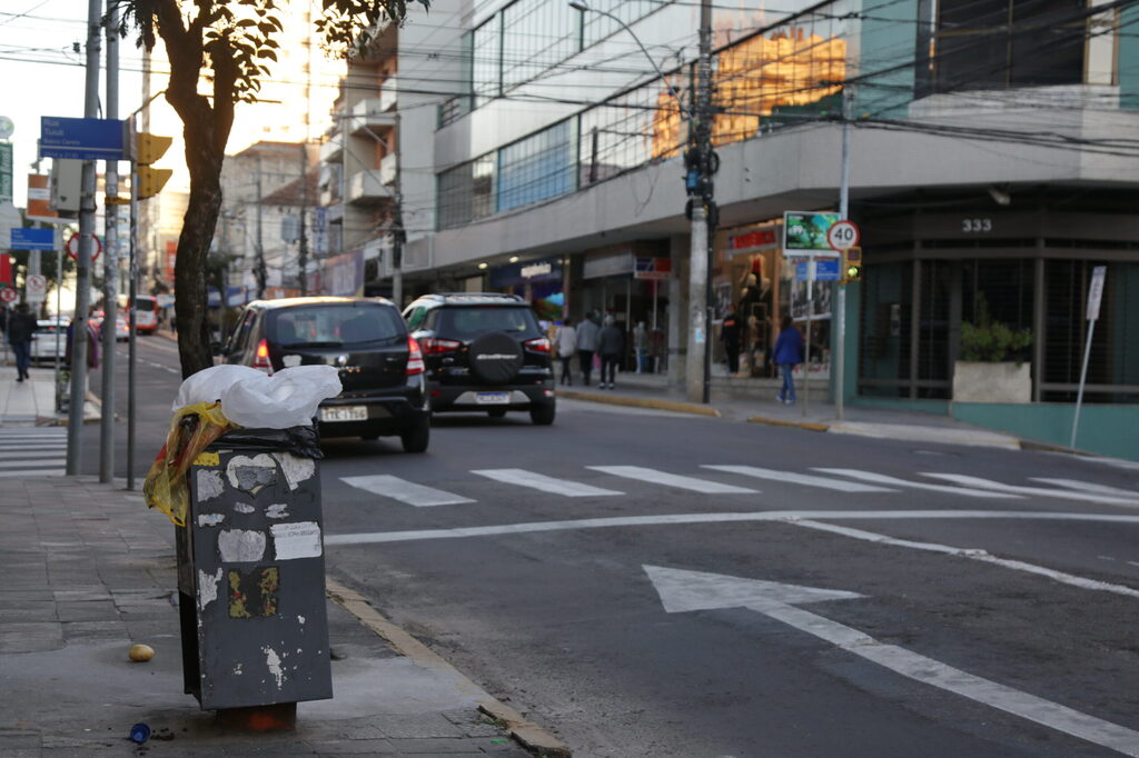 Foragido é preso após furtar caixa de som em loja no centro de Santa Maria