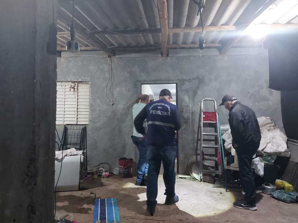 Homem é executado com mais de 20 tiros na sala de casa em Santa Maria