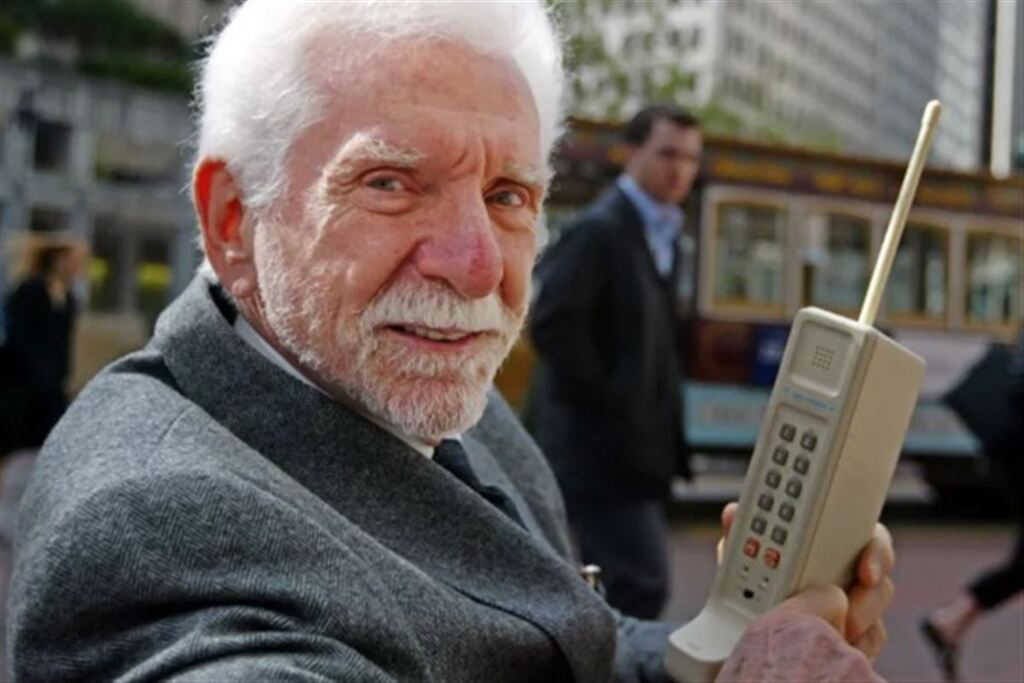 Celular completa 50 anos; você sabe por que ele tem esse nome? Diário Explica