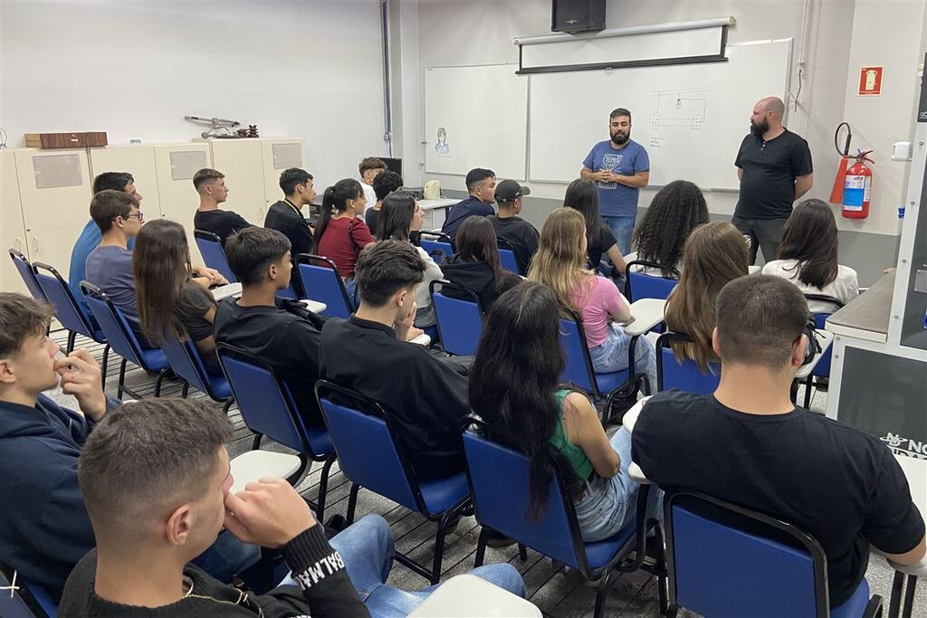 Alunos de escola estadual de Santa Maria têm aula técnica no Ctism