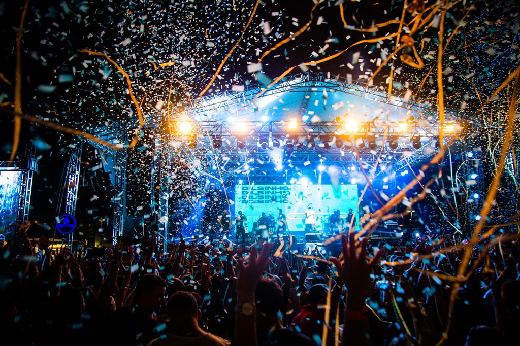 Público cantou junto com o pagode de Menos é Mais, Atitude 67 e Dilsinho em show no Shopping Praça Nova