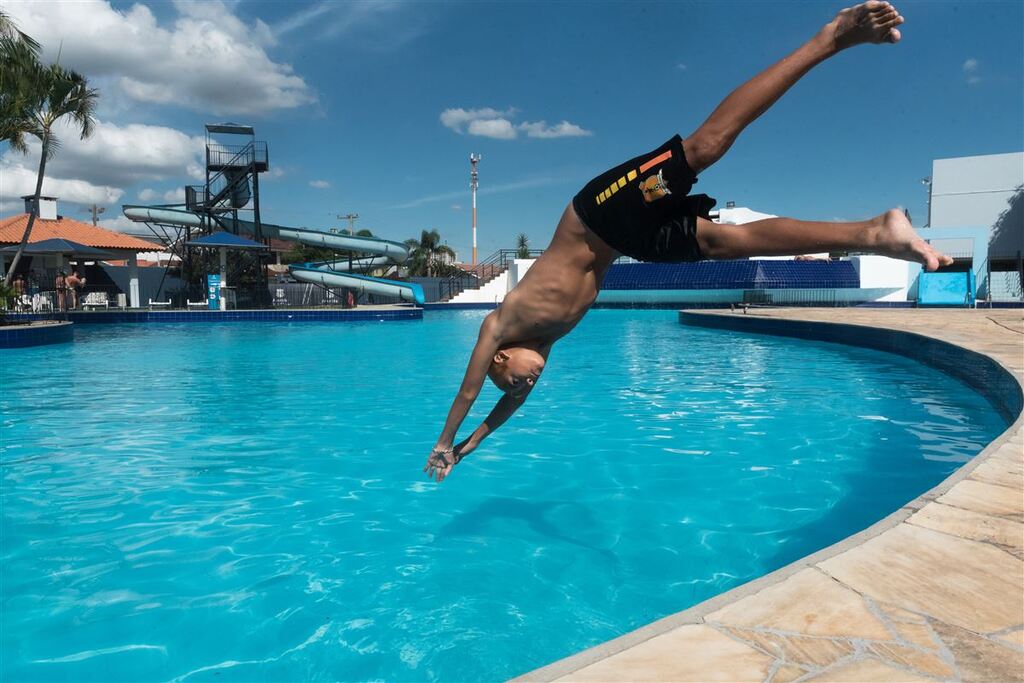 Piscinas seguem abertas em dois clubes de Santa Maria, mesmo após o inicio do outono
