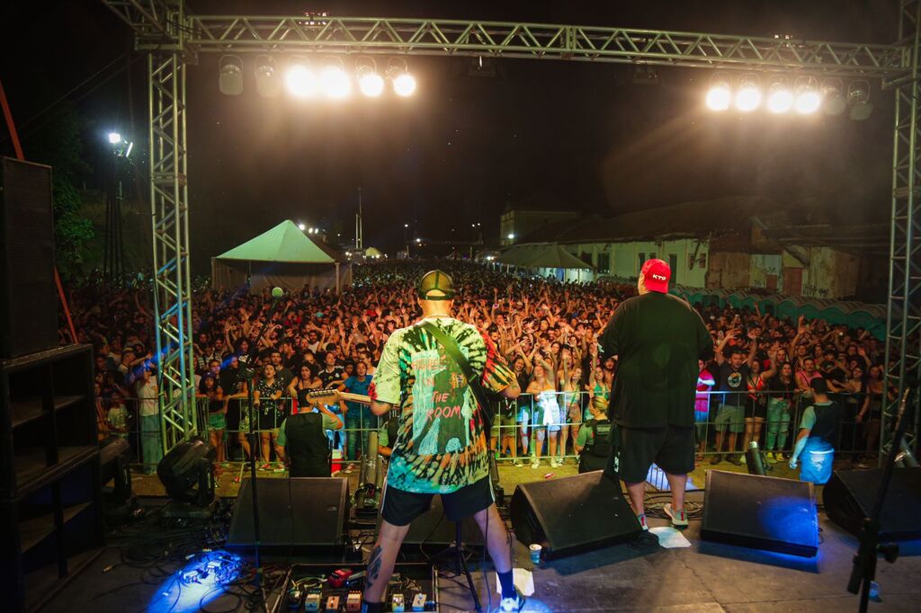 Calourada termina com show do Comunidade Nin-Jitsu e cerca de 15 mil pessoas