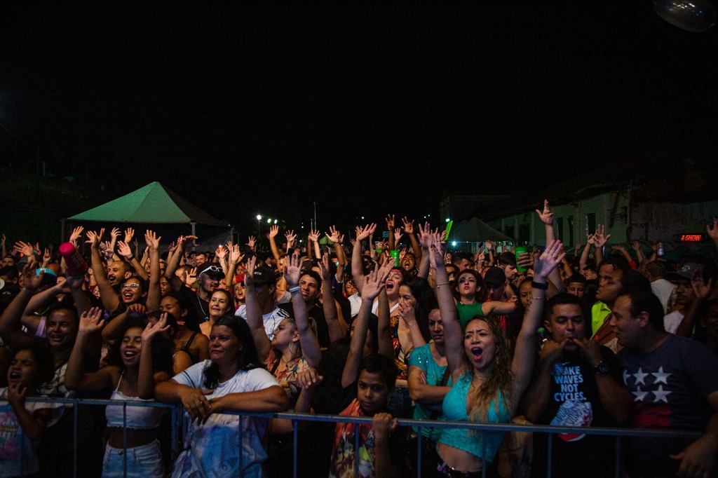 Músicas conhecidas pela galera embalaram a terceira noite da Calourada na Gare