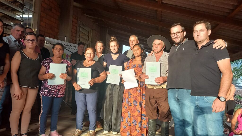 Em Pinhal Grande, 66 moradores do Loteamento Alberto Pasqualine recebem suas escrituras