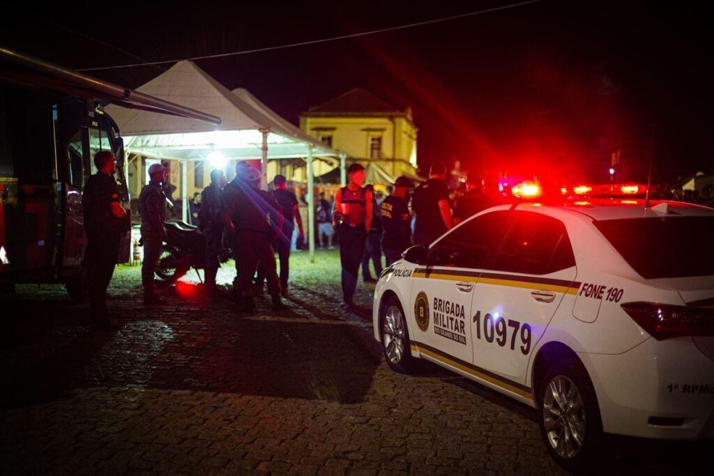 Dupla é detida durante festa da calourada após furtar celular de pedestre