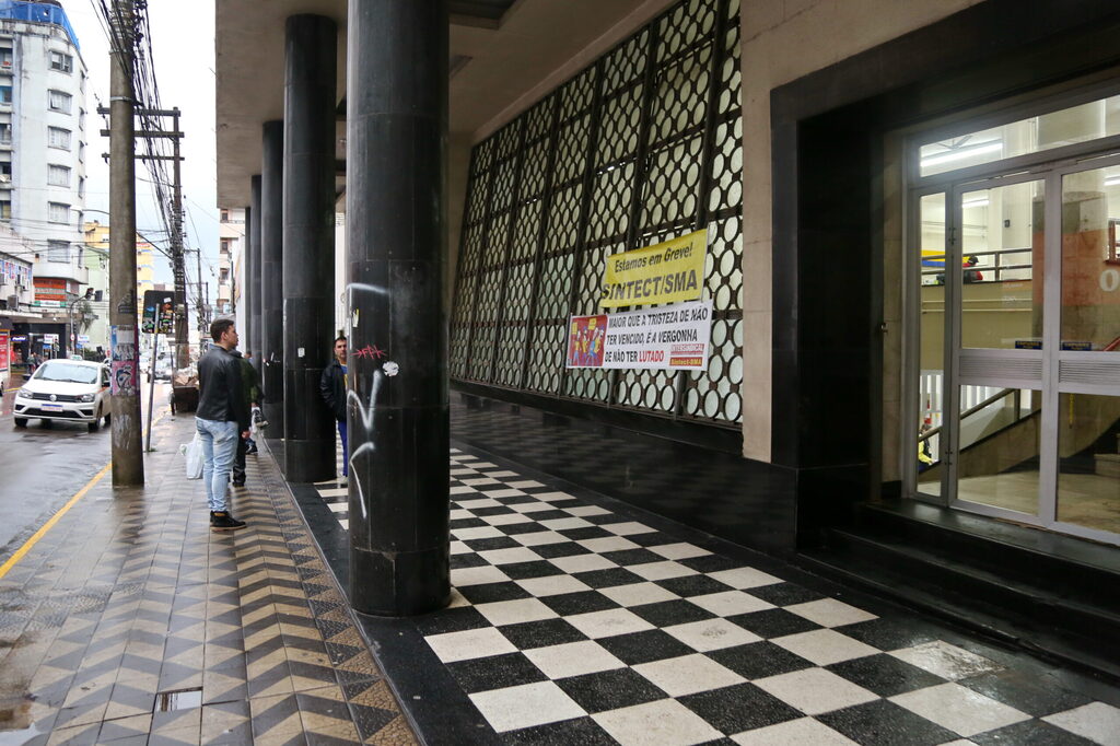 Quatro mulheres são assaltadas por cinco suspeitos no Centro de Santa Maria