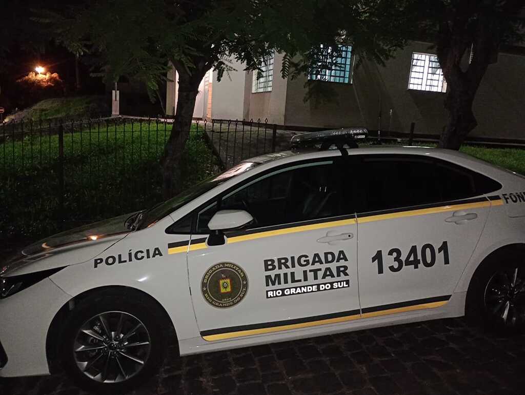 Flagrado correndo, assaltante é preso após roubar celular de casal no centro de Santa Maria