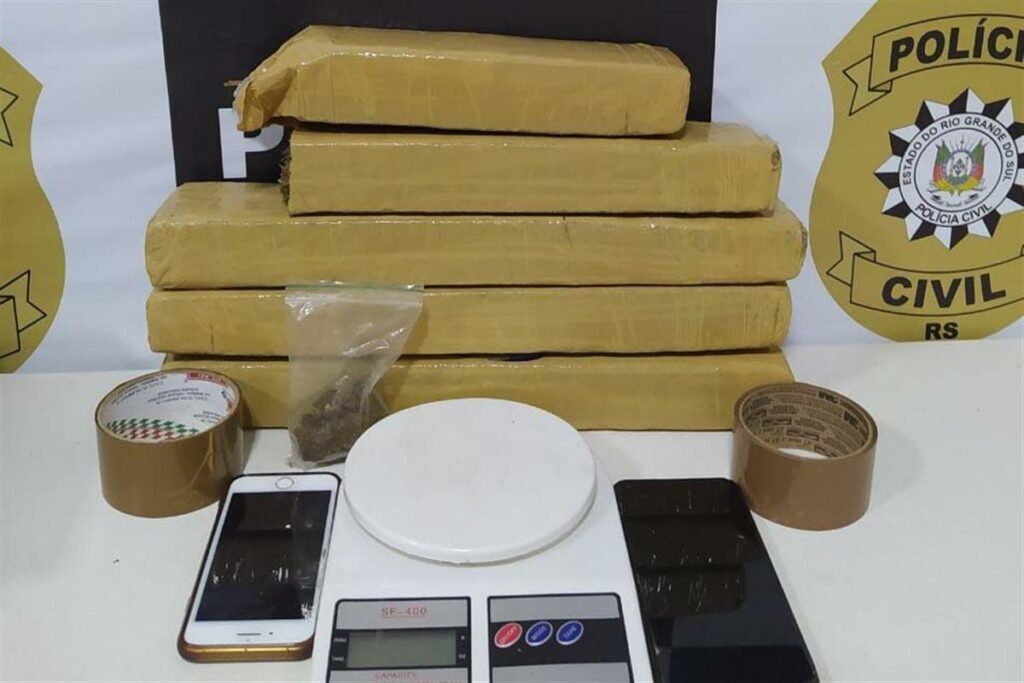 Pegos no pulo: jovens com 6kg de maconha tentam fugir por laje e são presos em Santa Maria