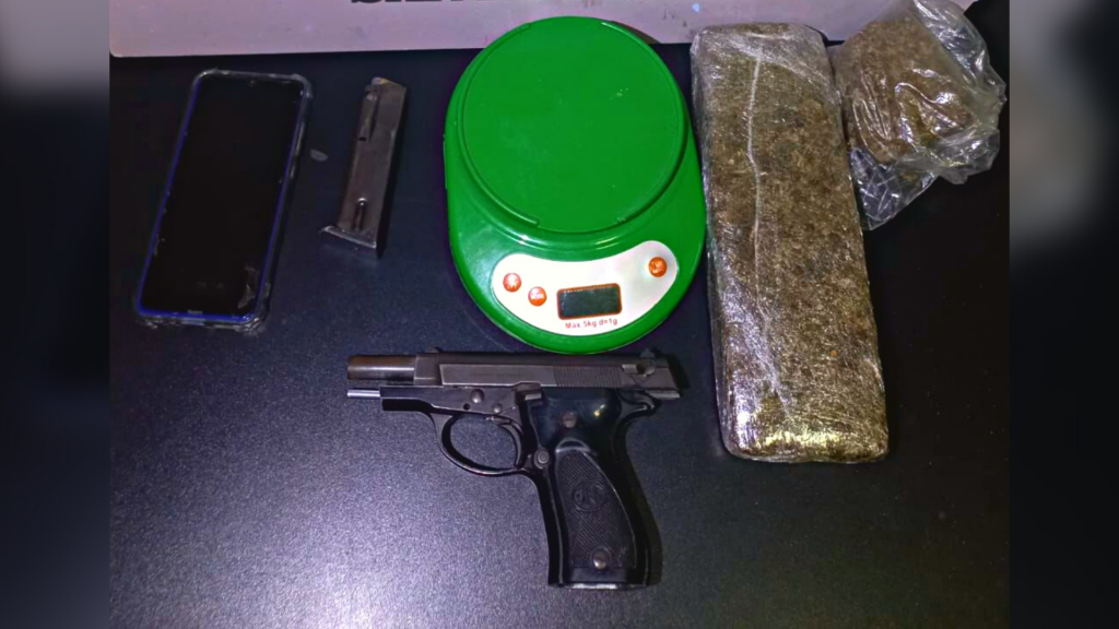 Meio quilo de maconha, balança e pistola: traficante é preso em Santa Maria