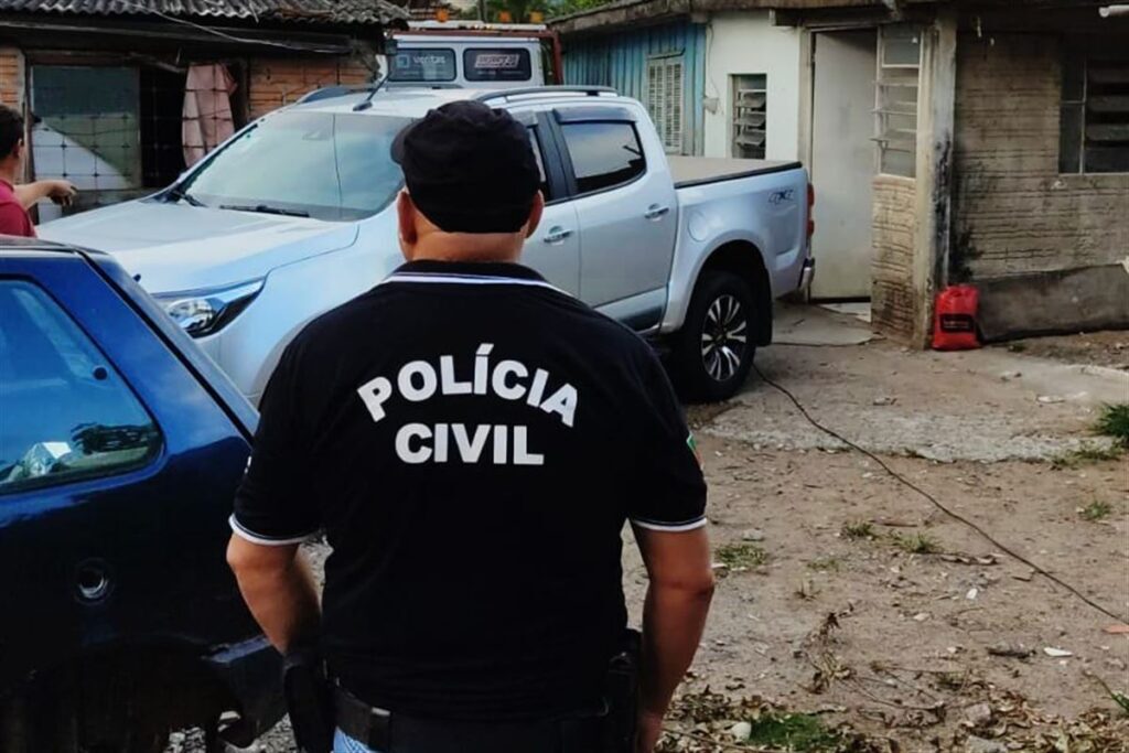 Dupla é presa com drogas, munições e carro roubado